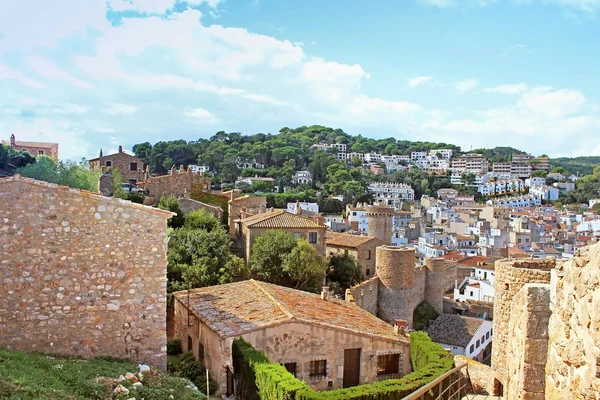 Città Vecchia con cielo blu nel villaggio di Tossa de Mar, Costa Brava, Spagna — Foto Stock