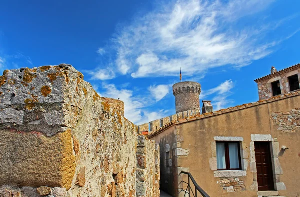 Gamla stan med blå himmel i tossa de mar by, costa brava, Spanien — Stockfoto