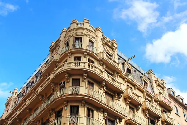 Fachada de gran interés arquitectónico en la ciudad de Barcelona, España — Foto de Stock