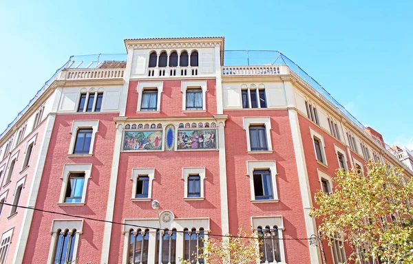 Fachada de construção de grande interesse arquitetônico na cidade de Barcelona, Espanha — Fotografia de Stock