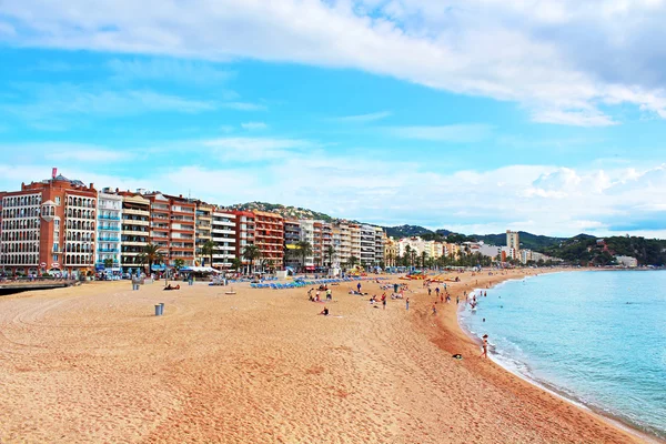 La gente riposa nel villaggio europeo Lloret de Mar, Costa Brava, Spagna — Foto Stock