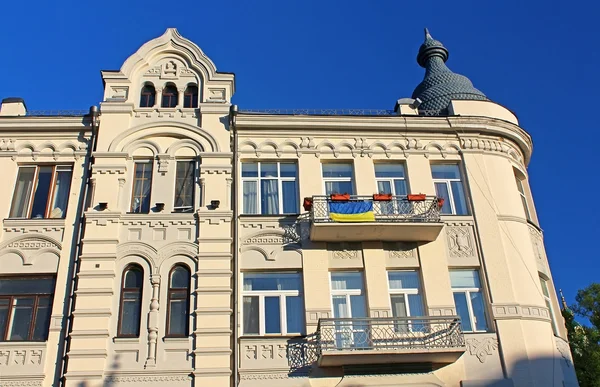 Gebäude mit ukrainischer Flagge auf der berühmten andriyivskyy Abfahrt in kyiv, Ukraine — Stockfoto