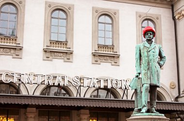 satue, nils ericson ön orta istasyonu Stockholm'de onun başında kırmızı kask ile sırasında imar Stockholm, İsveç