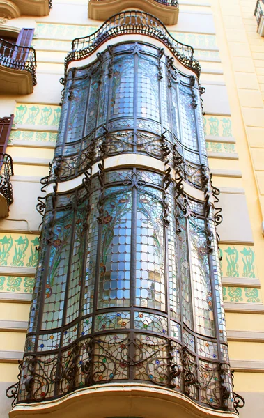 Балкони в старий будинок в Барселоні, Іспанія — стокове фото