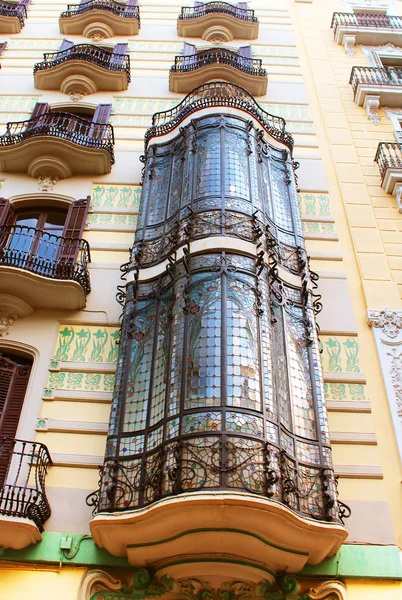 Balkonger i gamla hus i barcelona, Spanien — Stockfoto