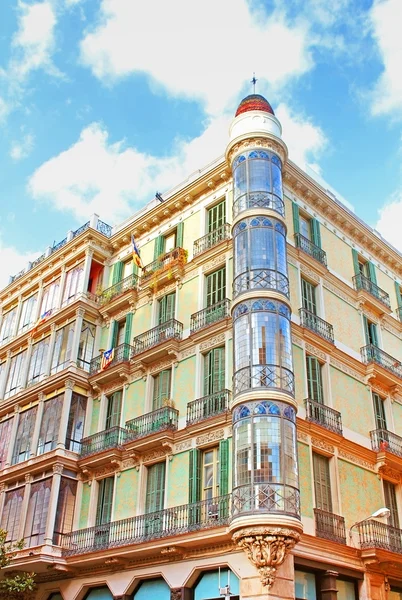 Byggnad fasad av stor arkitektoniskt intresse i staden barcelona, Spanien — Stockfoto