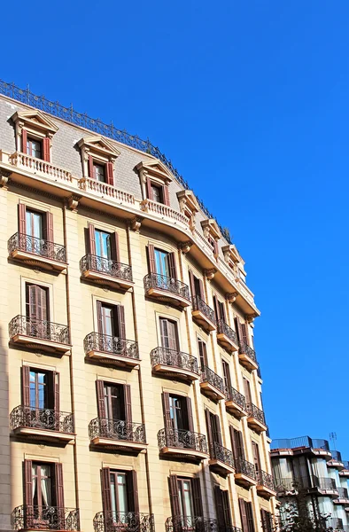 Fachada de construção de grande interesse arquitetônico na cidade de Barcelona, Espanha — Fotografia de Stock