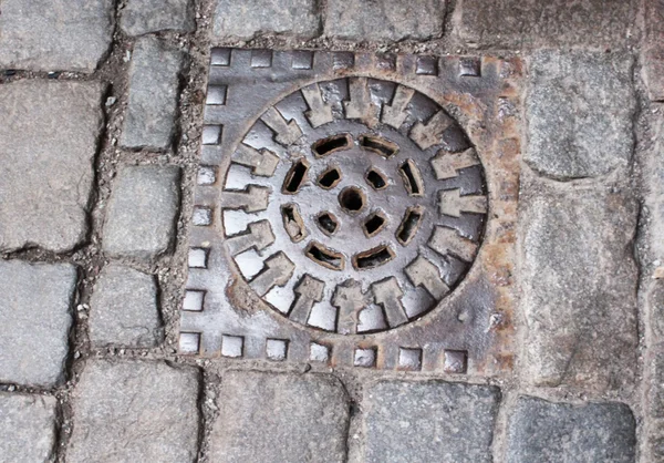 스톡홀름, 스웨덴에서에서 하 수구 맨홀 — 스톡 사진