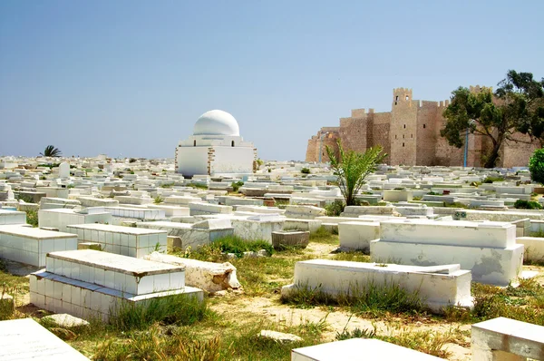 Arabiska kyrkogården bredvid ribat i monastir, tunisia — Stockfoto