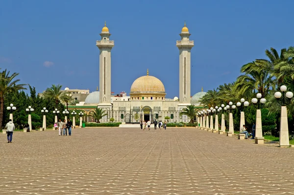 Personas están visitando el Mausoleo de Habib Bourgiba en Monastir, Túnez — Foto de Stock