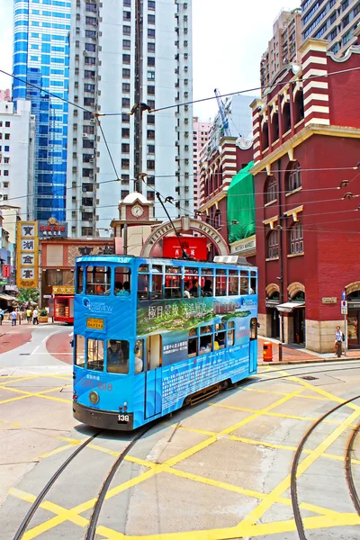 身份不明的人使用香港市电车。电车在香港是唯一的电车系统在运行与双层的世界 — 图库照片