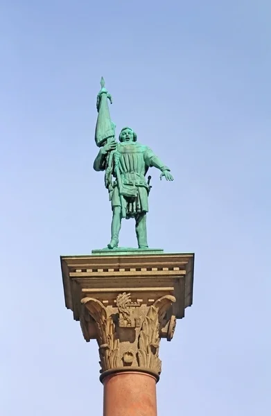 Colonne avec statue d'Engelbrekt Engelbrektsson (chef rebelle suédois et plus tard homme d'État) sur la place de l'hôtel de ville et l'horizon de Gamla Stan, Stockholm, Suède . — Photo