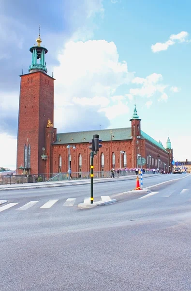 Stadhuis en niet-geïdentificeerde toeristen, stockholm, Zweden — Stockfoto