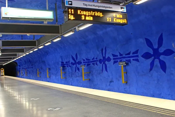 Станция T-Central на синей ветке, спроектированная Улофом Ультведтом в 1975 году в Стокгольме, Швеция — стоковое фото