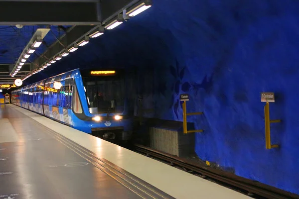 T-zentrale station auf der blauen linie, entworfen von per olof ultvedt 1975, in stockholm, schweden — Stockfoto