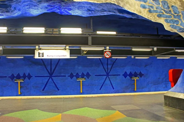 Estación T-Centralen en la Línea Azul, diseñada por Per Olof Ultvedt en 1975, en Estocolmo, Suecia —  Fotos de Stock