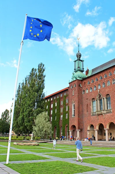 Okända människor vilar nära Stadshuset i stockholm, Sverige — Stockfoto