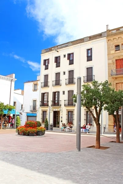 La gente está descansando en la plaza de España en Tossa de Mar, España — Foto de Stock