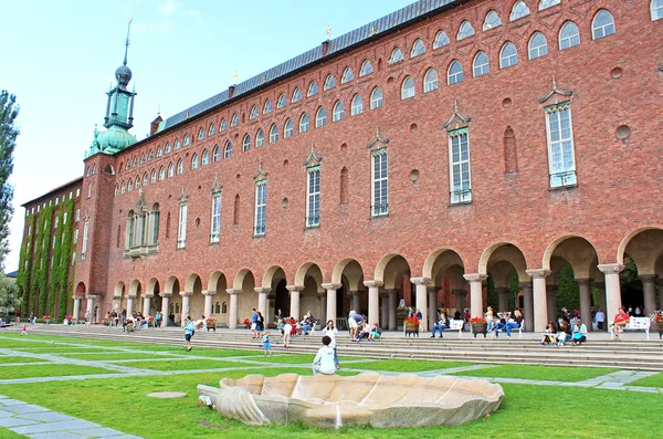 Unbekannte ruhen in der Nähe des Rathauses in Stockholm, Schweden — Stockfoto