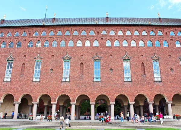 Unbekannte ruhen in der Nähe des Rathauses in Stockholm, Schweden — Stockfoto