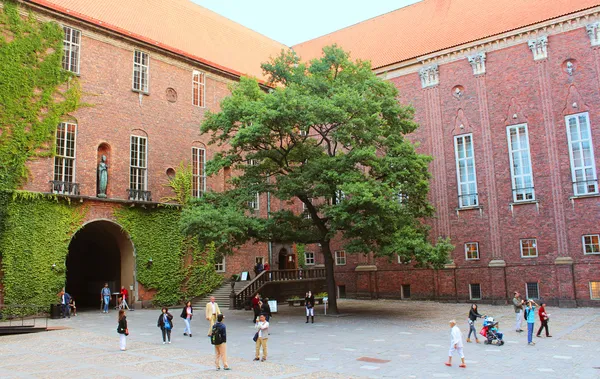 Unbekannte besuchen Rathaus in Stockholm, Schweden — Stockfoto