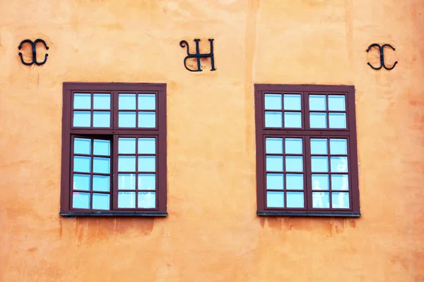 Janelas de edifícios icônicos amarelos no Stortorget, uma pequena praça pública em Gamla Stan, a cidade velha no centro de Estocolmo, Suécia — Fotografia de Stock