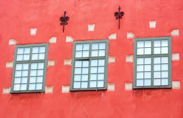 Janelas de edifícios emblemáticos vermelhos em Stortorget, uma pequena praça pública em Gamla Stan, a cidade velha no centro de Estocolmo, Suécia — Fotografia de Stock