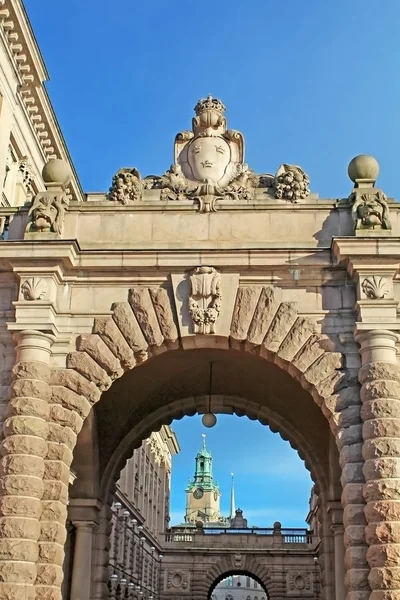 Arco do parlamento e rua Drottninggatan em Estocolmo, Suécia . — Fotografia de Stock