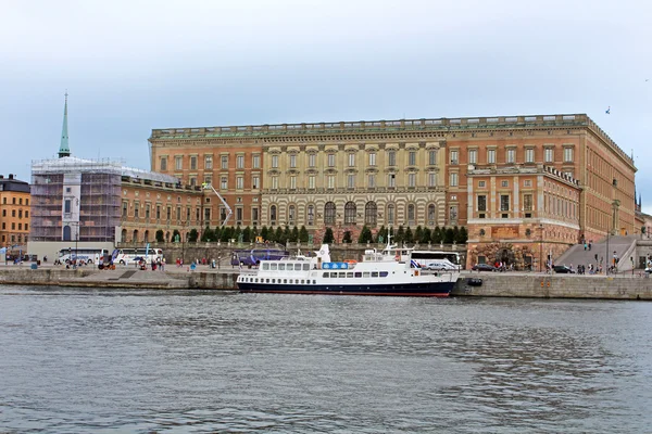 Niet-geïdentificeerde toeristen bezoeken Koninklijk Paleis in stockholm, Zweden. — Stockfoto