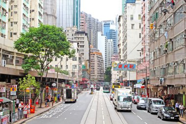 hong Kong Caddesi'nde kimliği belirsiz insanlar yürüyor