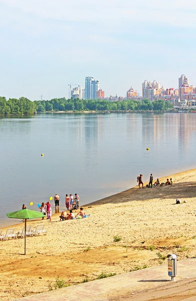 Niet-geïdentificeerde mensen rusten op het strand van dnipr rivier obolon district, Kiev, Oekraïne — Stockfoto