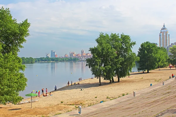 kimliği belirsiz kişiler dnipr Nehri bölgesinde obolon Kiev, Ukrayna sahilde dinlenme