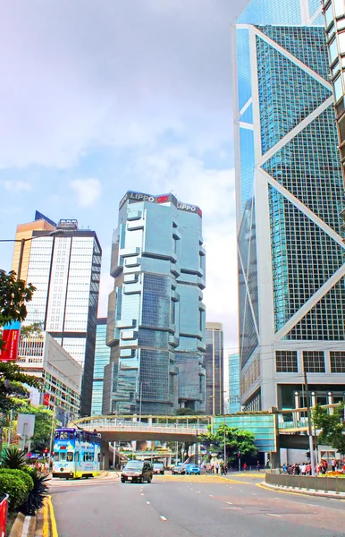 Personas no identificadas están caminando por la calle en Hong Kong — Foto de Stock