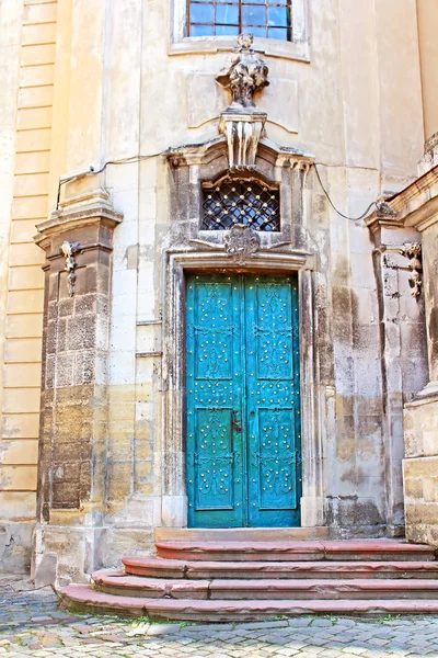 Porta da Catedral Dominicana em Lviv, Ucrânia — Fotografia de Stock