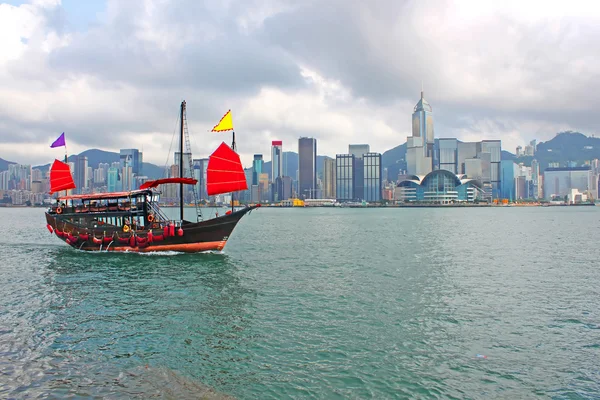 Hong Kong harbour with tourist junk — Stock Photo, Image