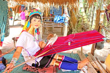 mae hong son, Tayland, chiang rai, karen uzun boyunlu tepe kabile köyü yakınlarında geleneksel aygıtta örgü (karen) kimliği belirsiz padaung kabilesi kadını.