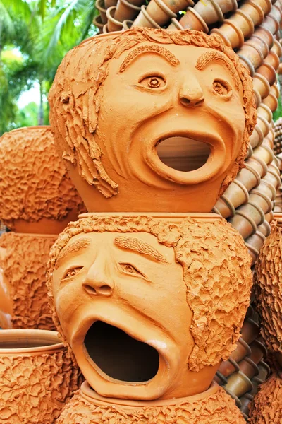 Konstiga krukor skulptur utseendet som mänskligt ansikte i nong nooch tropisk trädgård i pattaya, thailand. mer än 2000 besökare dagligen — Stockfoto