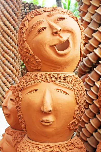 奇怪的花盆雕塑看起来像人脸弄东巴在芭堤雅，泰国的热带花园。2000 多名游客每日 — 图库照片