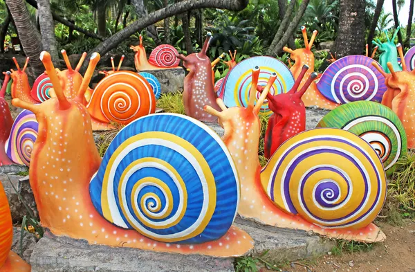 Os caracóis gigantes sintéticos como decoração de jardim em Nong Nooch jardim tropical em Pattaya, Tailândia. Mais de 2000 visitantes por dia — Fotografia de Stock