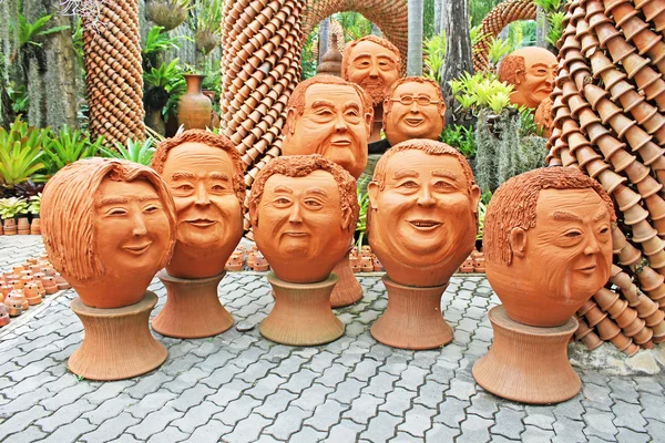 La extraña escultura de macetas se parece a la cara humana en el jardín tropical de Nong Nooch en Pattaya, Tailandia. Más de 2000 visitantes diarios — Foto de Stock