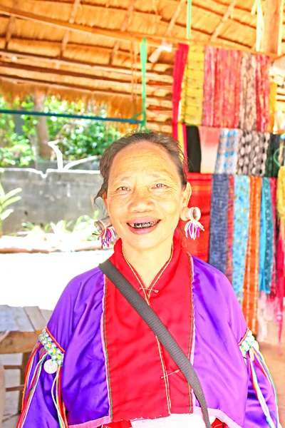 Padaung (Karen) mulher tribo não identificada em traje tradicional perto de Mae Hong Son, Tailândia, Chiang rai, Karen Long Neck aldeia tribo colina . — Fotografia de Stock