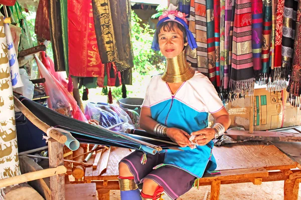 Mulher da tribo Padaung (Karen) não identificada tecer no dispositivo tradicional perto de Mae Hong Son, Tailândia, Chiang rai, Karen Long Neck aldeia tribo colina . — Fotografia de Stock