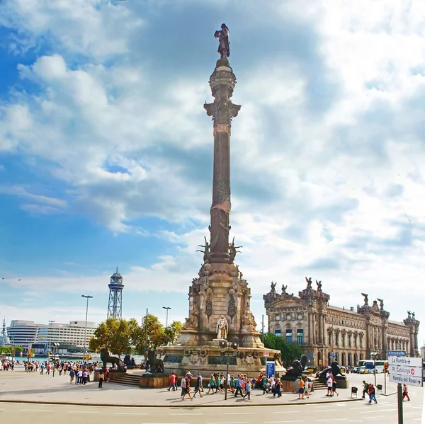 Turistas caminando cerca del monumento a Colón en Barcelona, España. Monumento a Colón está a 60 m. Se encuentra al final de La Rambla y construido en 1888 —  Fotos de Stock