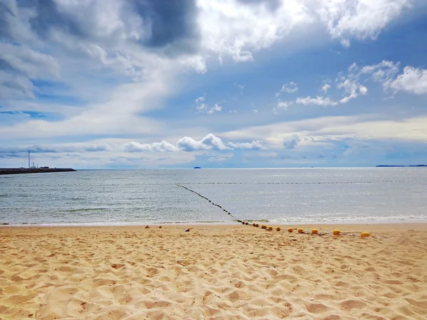 Tropiska hav under den blå himlen i Pattaya, Thailand — Stockfoto