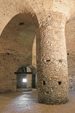 Slovakya, Avrupa 'da bulunan Slovakya' da Pila adı verilen yerleşim yerinin yakınındaki Hrad Cerveny Kamen adlı şatonun bodrum katı.