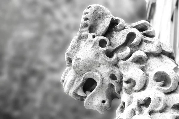 Stenen Leeuw Bij Ingang Van Smolenice Kasteel Zomer Buurt Van — Stockfoto