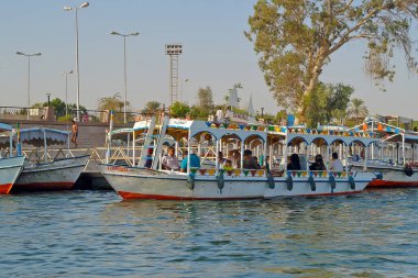 Mısır - 16 Ekim 2011: Nil Nehri üzerinde turistik tekne