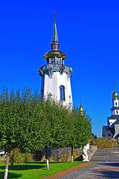 ウクライナの村ブキーで聖ユージンのキリスト教正教会複合体の聖ダニエルの鐘楼 — ストック写真