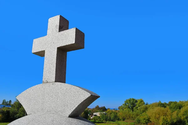 Cruce Hormigón Sobre Árboles Verdes Amarillos Concepto Religión —  Fotos de Stock