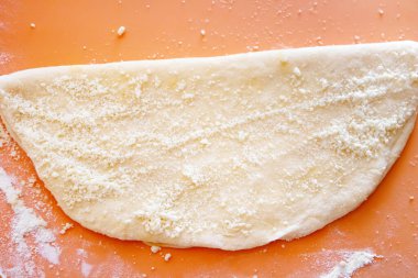 Üçüncü adımda. Kirazlı Boynuzlu Turta. Krepleri ikiye katla.